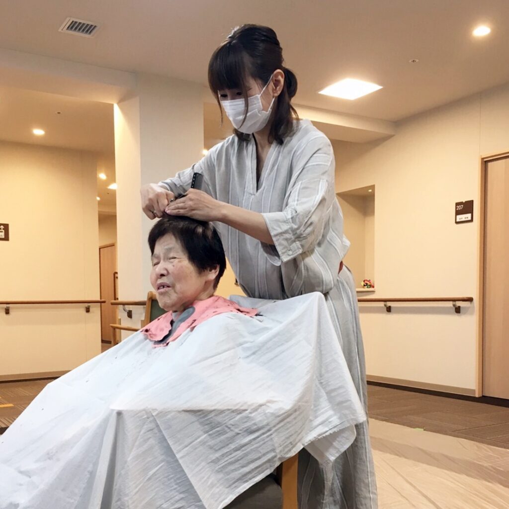 ▲移動式シャンプー台や ▼自宅・施設でのカットや毛染めなど、 どこでもヘアーサロンと変わらないサービスをお届け